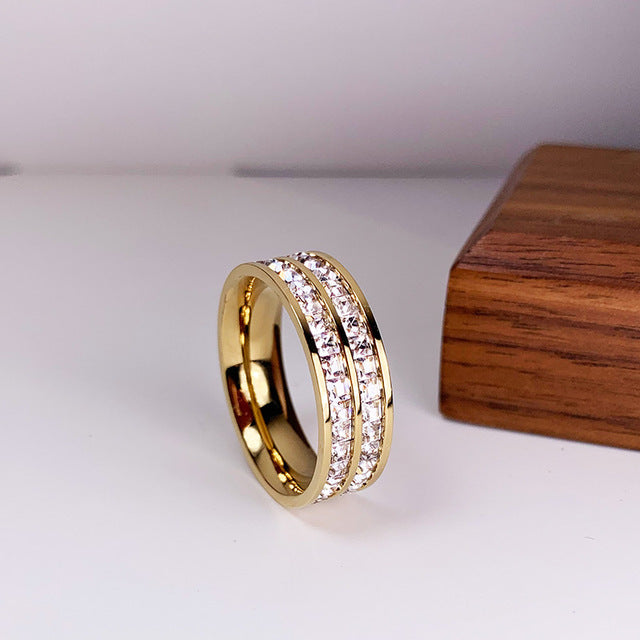 Elegante Anillo con Doble Incrustación de Circonitas