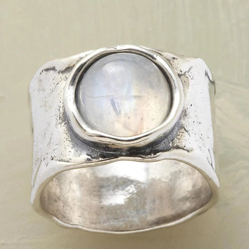 Stříbrný prsten s měsíčním kamenem