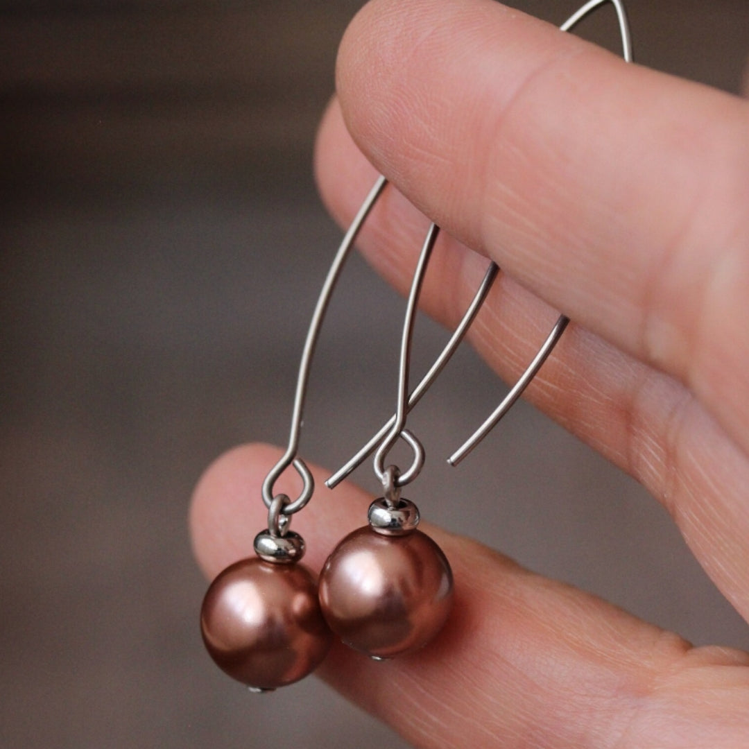 Bronzové perlové náušnice ve stříbrné barvě