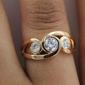 Zlatý prsten se zirkonem vykládaným vintage spirálou