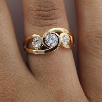 Vintage spirálový prsten s křišťálem ve zlatě