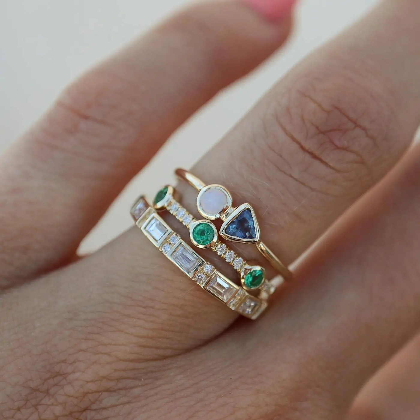 Vintage prsten s bílým opálem a lesními zirkony